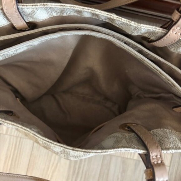 Michael Kors Jet Set Tote - Picture 8 of 8